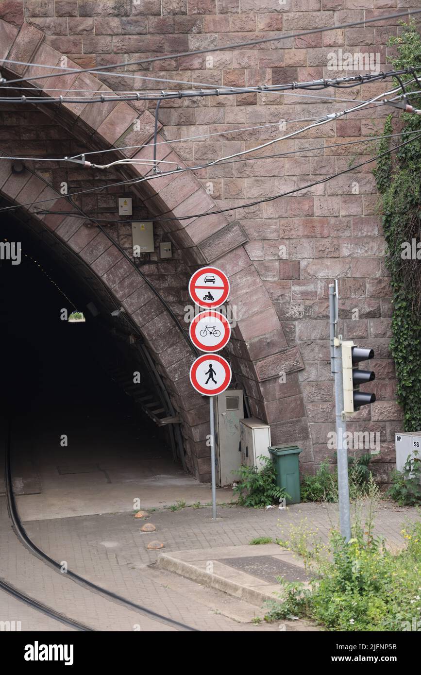 Tunneleingang mit Verkehrsschildern, die den Eingang anzeigen, ist für Autos, Motorräder, Fahrräder und Fußgänger verboten; Konzept: Alles ist verboten Stockfoto