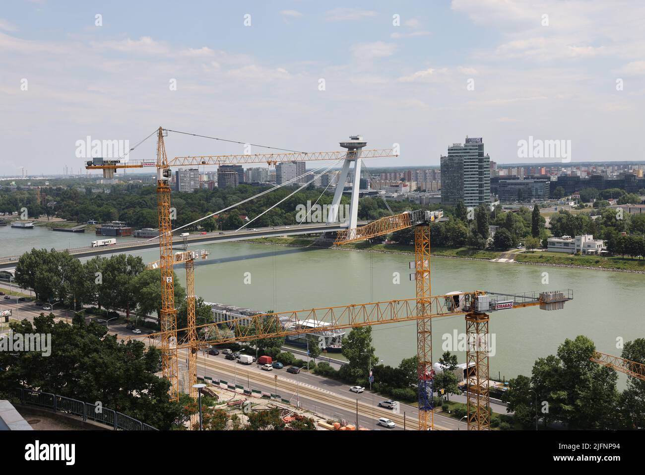 Brücke des Slowakischen Nationalaufstandes, die meisten Slovenského národného povstania, genannt UFO-Brücke in Bratislava mit Baukranen im Vordergrund Stockfoto