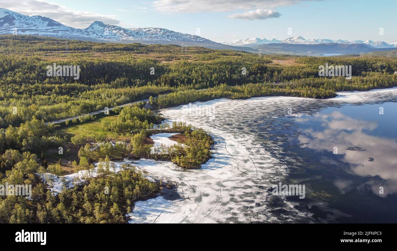 Erstaunliche teilweise gefrorene Eislandschaft in Norwegen Stockfoto