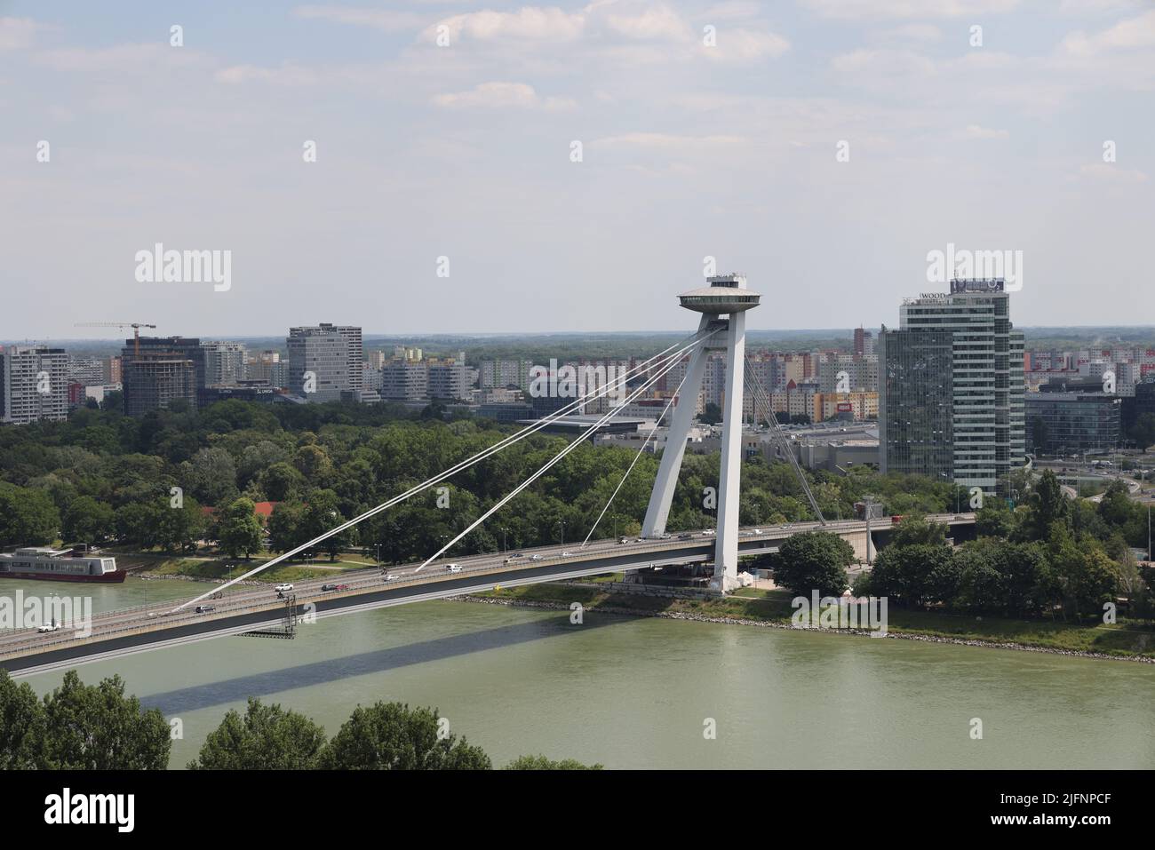 Blick auf die Brücke des Slowakischen Nationalaufstandes, die meisten Slovenského národného povstania, genannt UFO-Brücke über die Donau in Bratislava Stockfoto