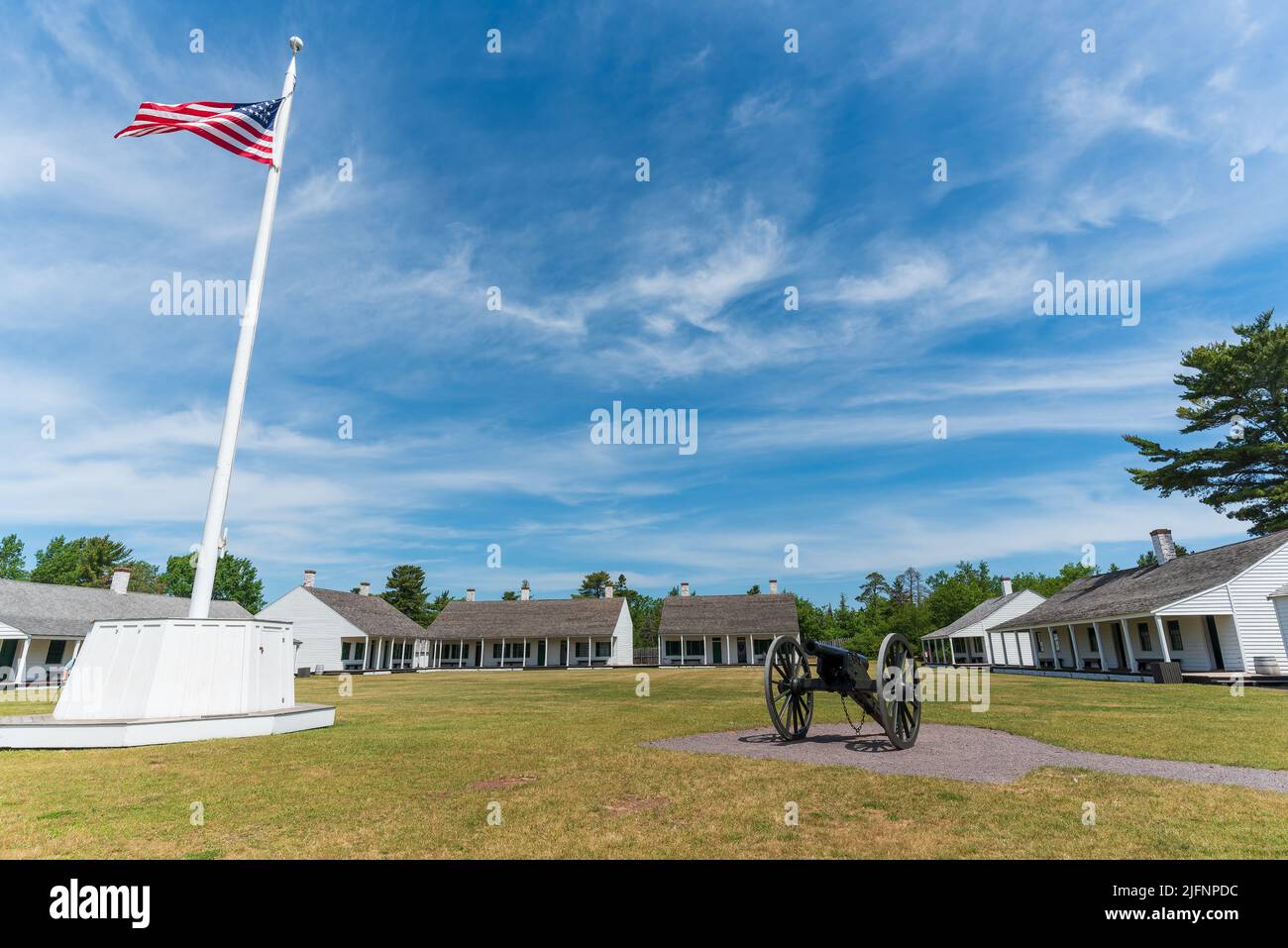 Alter Ruhm und Kanone im Fort Wilkins Historic State Park in Copper Harbor Stockfoto