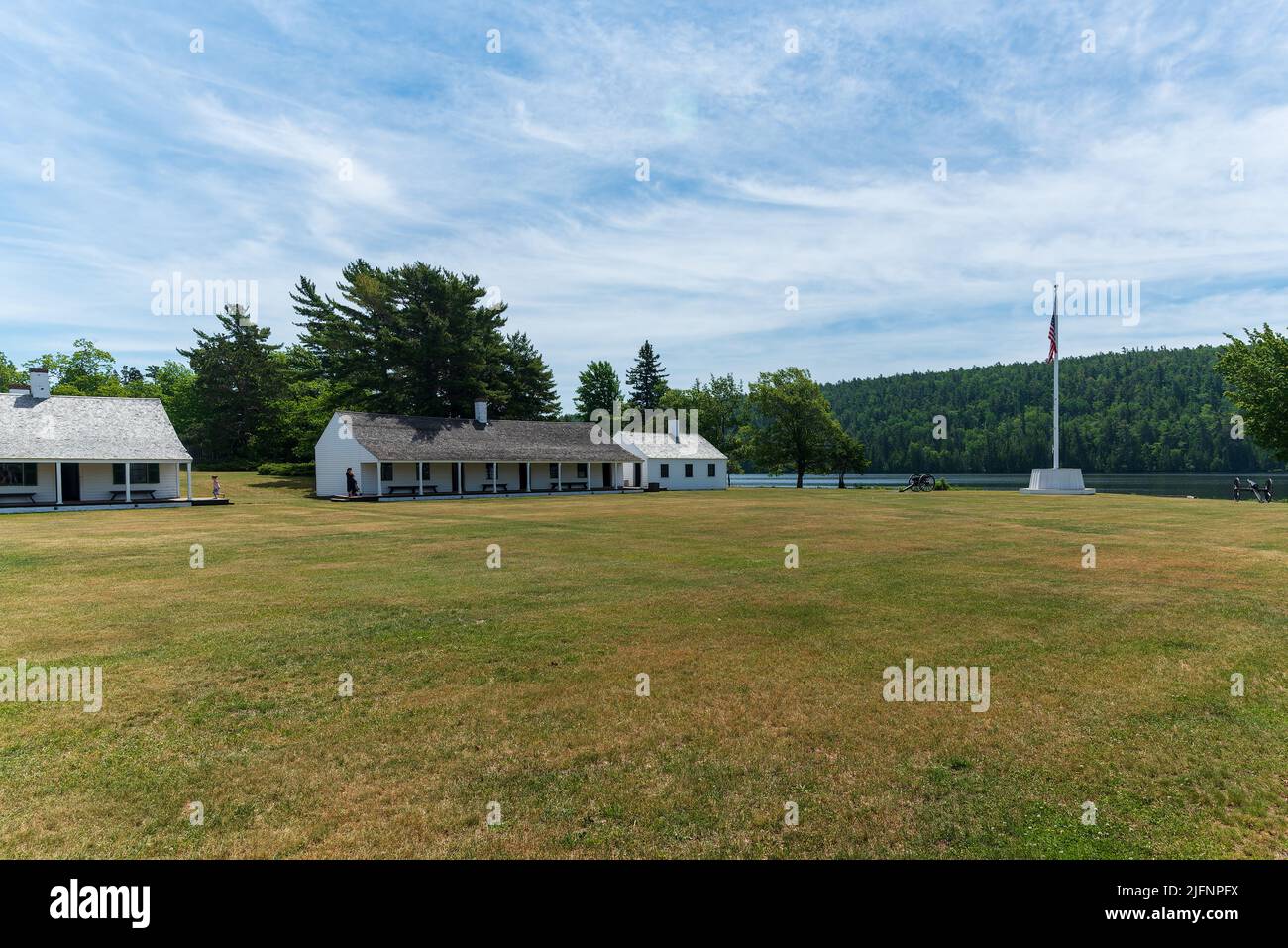 Pfad, Firmen- und Offiziersviertel im Fort Wilkins Historic State Park Stockfoto