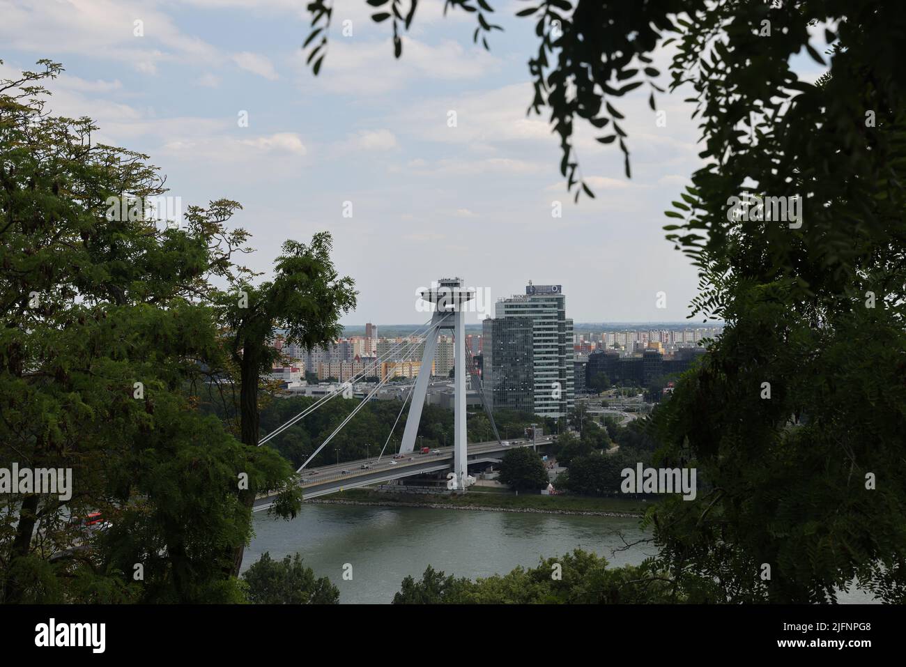 Blick von der Burg Bratislava auf der Brücke des Slowakischen Nationalaufstandes, die meisten Slovenského národného povstania, Spitzname UFO-Brücke über die Donau Stockfoto