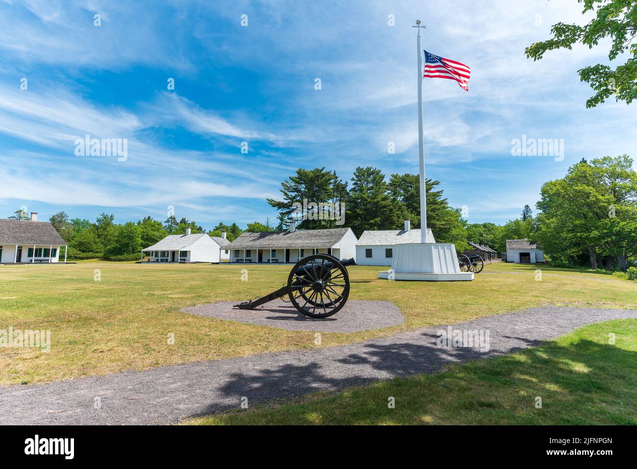 Alter Ruhm und Kanone im Fort Wilkins Historic State Park in Copper Harbor Stockfoto