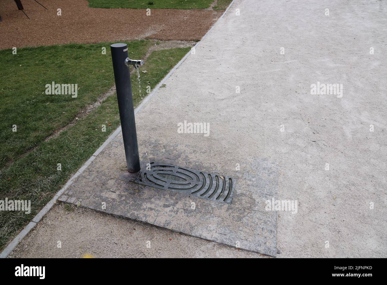Öffentlicher Trinkwasserhahn draußen in einem Park Stockfoto Öffentlicher Trinkwasserhahn draußen in einem Park Stockfoto