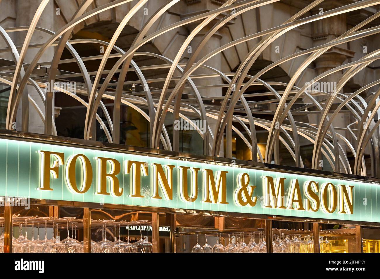 London, England - 2022. Juni: Beleuchtetes Schild über der Bar im Restaurant London Exchange von Fortnum & Mason in der City of London Stockfoto London, England - 2022. Juni: Beleuchtetes Schild über der Bar im Restaurant London Exchange von Fortnum & Mason in der City of London Stockfoto