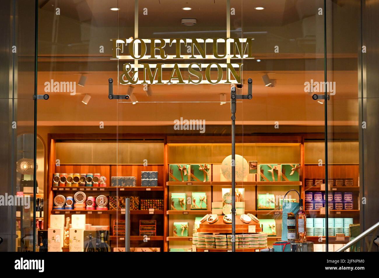 London, England - 2022. Juni: Beleuchtetes Schild über dem Eingang zum Fortnum & Mason in der City of London Stockfoto London, England - 2022. Juni: Beleuchtetes Schild über dem Eingang zum Fortnum & Mason in der City of London Stockfoto