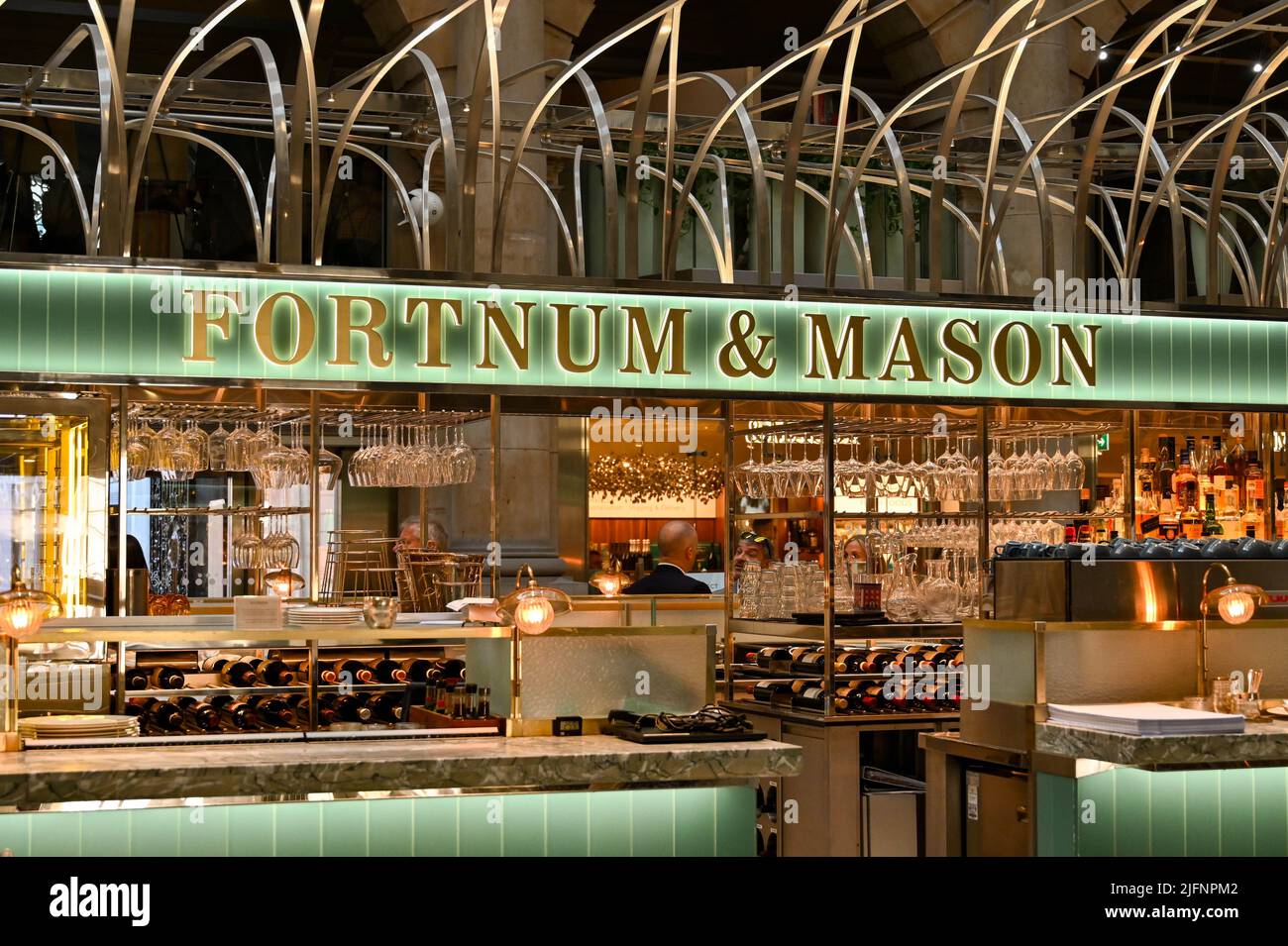 London, England - 2022. Juni: Beleuchtetes Schild über der Bar im Restaurant London Exchange von Fortnum & Mason in der City of London Stockfoto London, England - 2022. Juni: Beleuchtetes Schild über der Bar im Restaurant London Exchange von Fortnum & Mason in der City of London Stockfoto