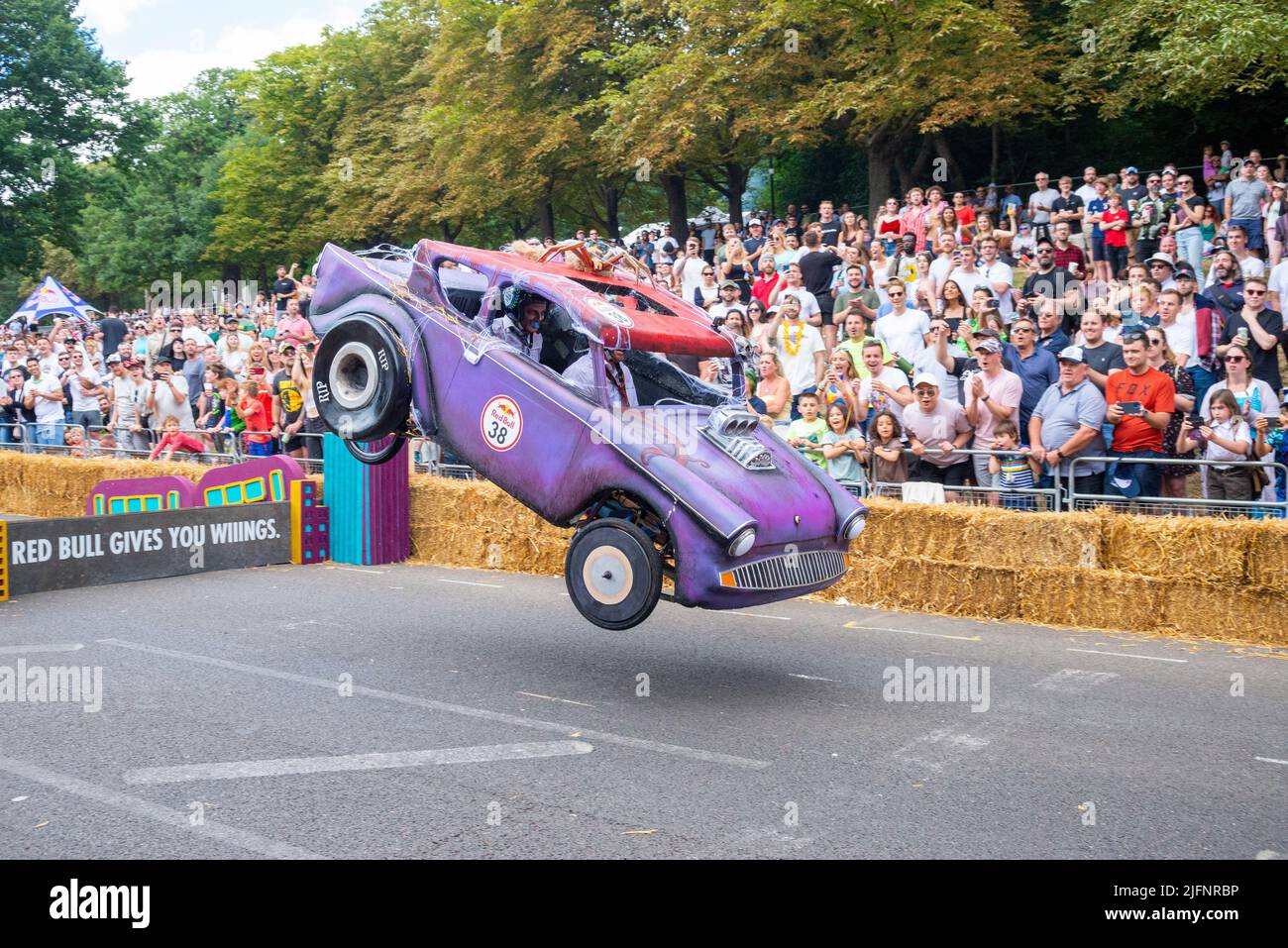 Team Back from the Dead Kart beim letzten Sprung beim Red Bull Soapbox Race 2022 im Alexandra Palace in London, Großbritannien. Stockfoto
