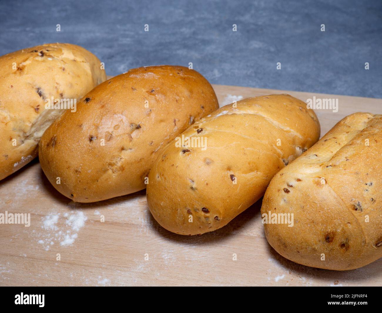 Mit Zwiebeln gefüllte Brötchen. Produkte aus saftigem Mehl. Herzhaftes Essen. Ungesunde Lebensmittel. In der Bäckerei. Weizenmehl-Brötchen Stockfoto