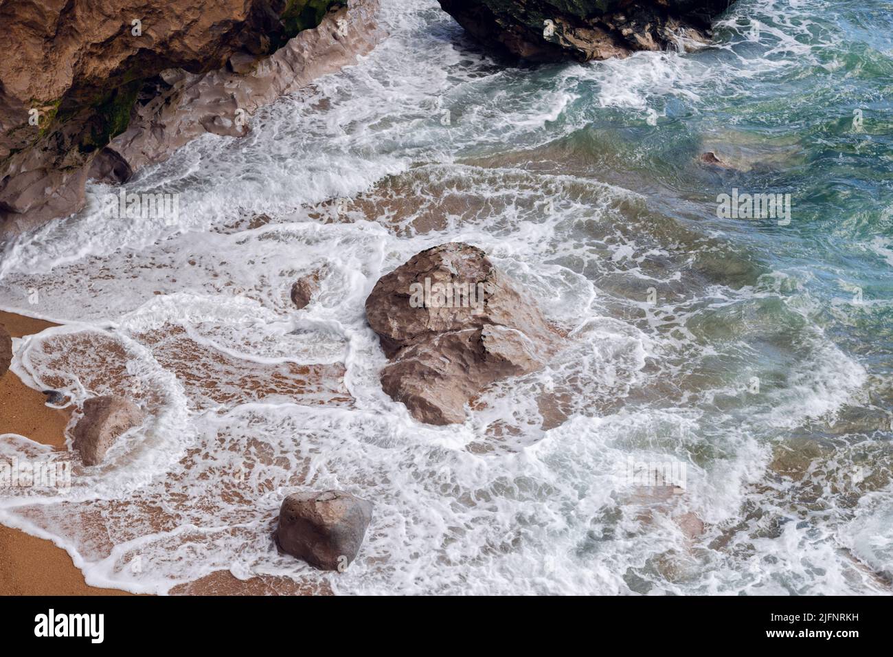 Atlantik an der Küste Portugals. Luftaufnahme der felsigen Küste mit Meereswellen und Sand Stockfoto