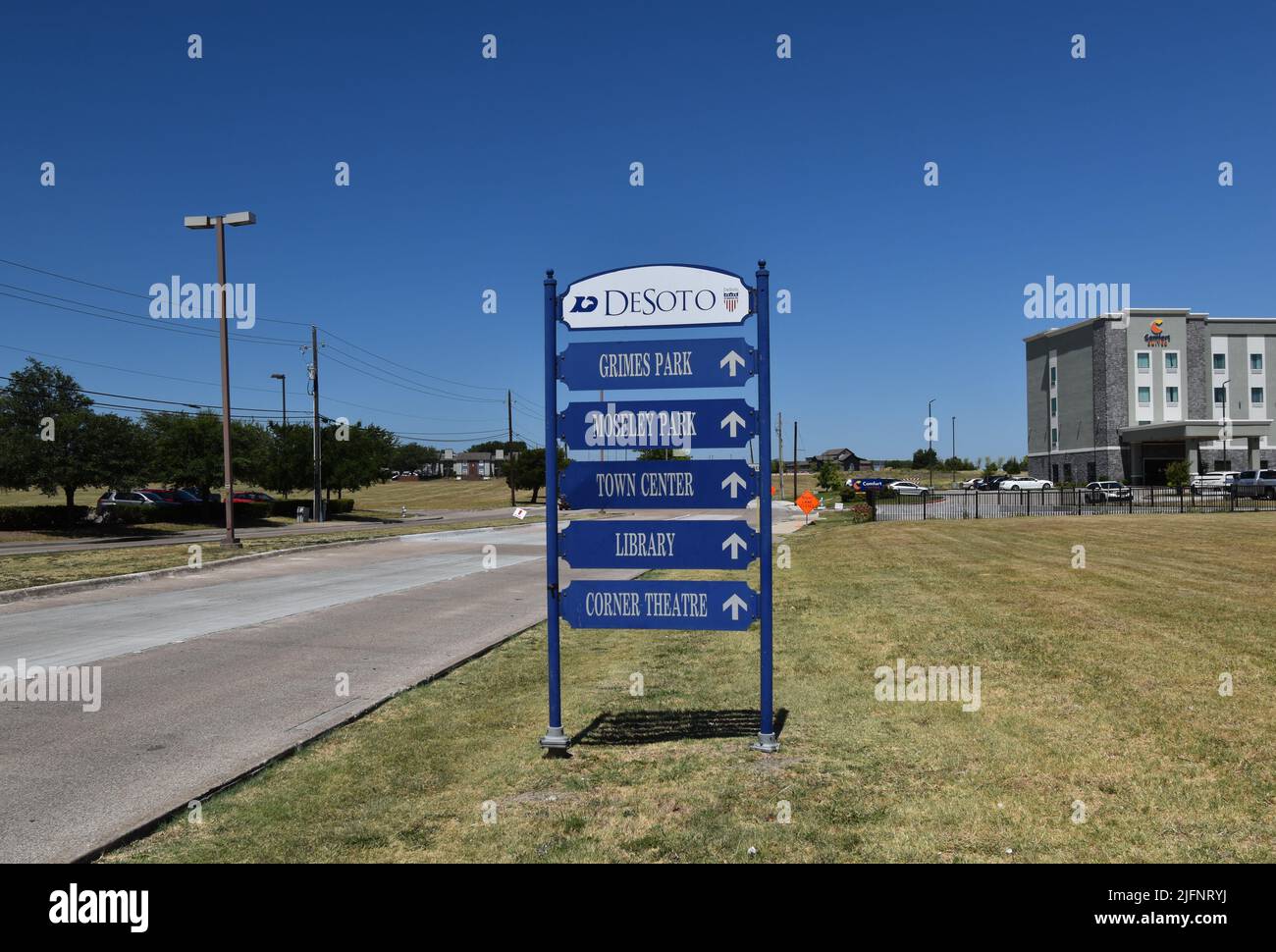 DeSoto, Texas. 4. Juli 2022. Die All-American City bietet Schilder mit einfachen Wegbeschreibungen zu Parks, Geschäften, Restaurants und vielen anderen Aktivitäten und Sehenswürdigkeiten Stockfoto