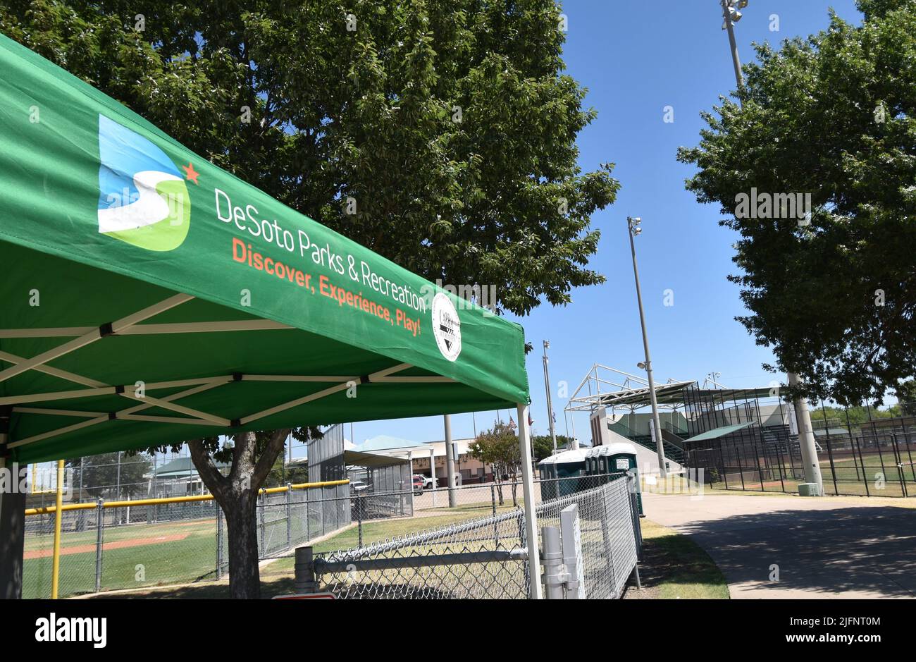 DeSoto, Texas. 4. Juli 2022. Grimes Park an der Wintergreen Road bietet 75 Hektar Erholungsgebiet, darunter Baseballspiele, Fußball, überdachte BMX-Bahn und Picknickbereich Stockfoto