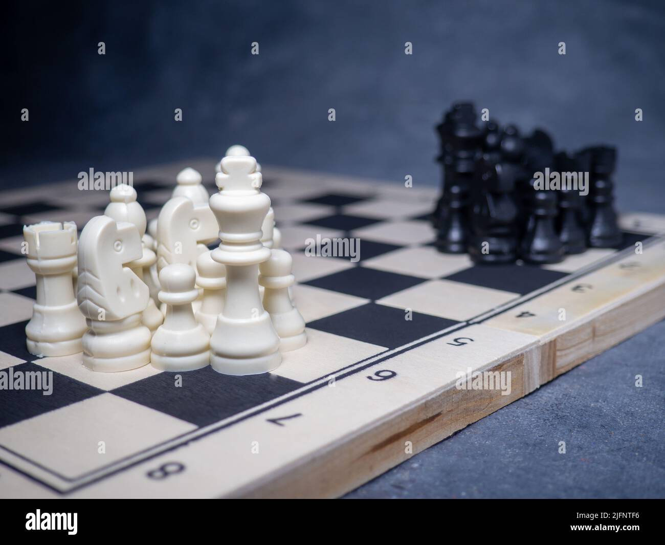 Schach. Schachfiguren auf dem Brett. Brettspiele. Gegenstrategie. Strategisches Denken. Schöne Spielsteine Stockfoto