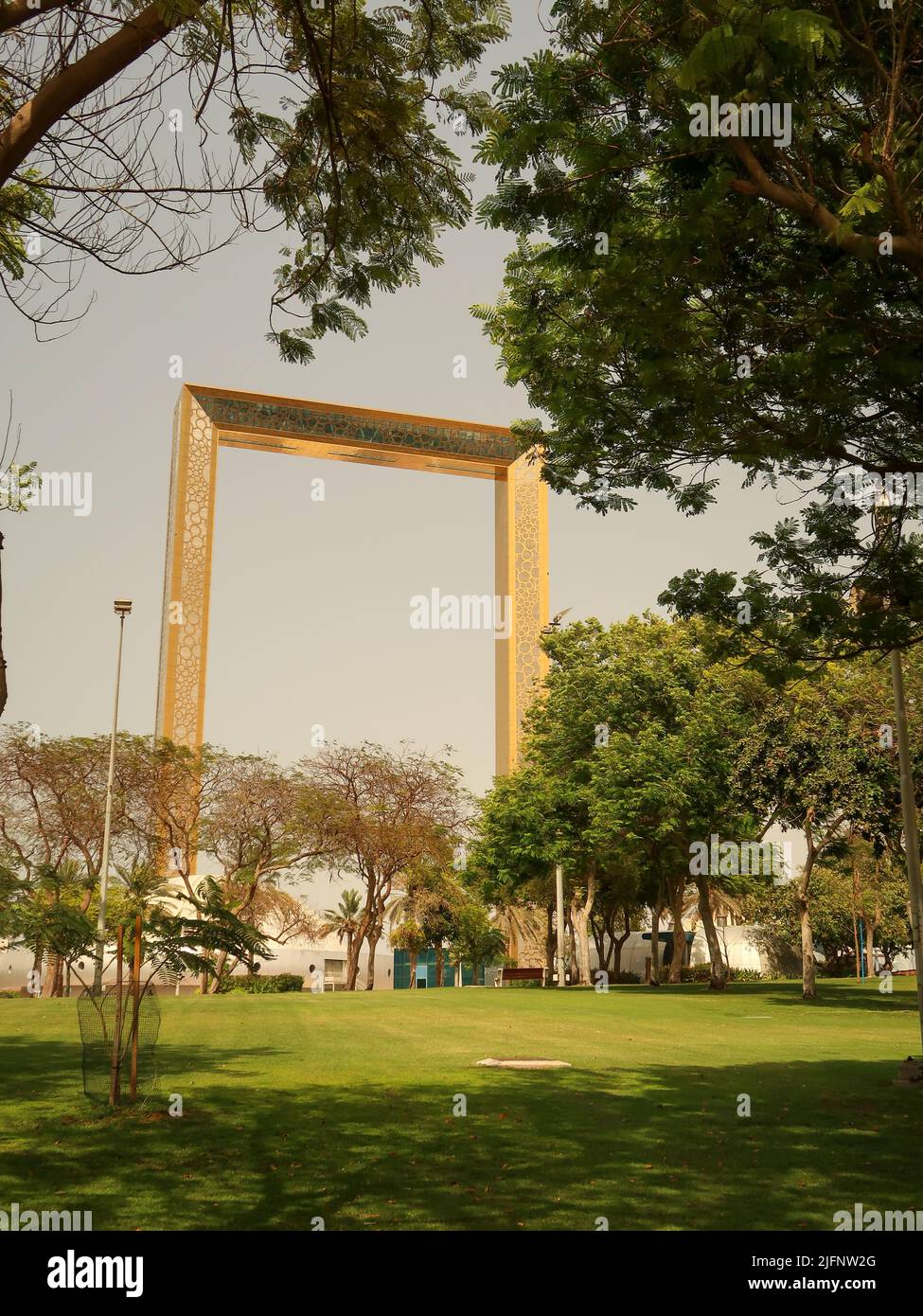 Dubai Rahmen in Sonnenschein mit blauem Himmel Stockfoto
