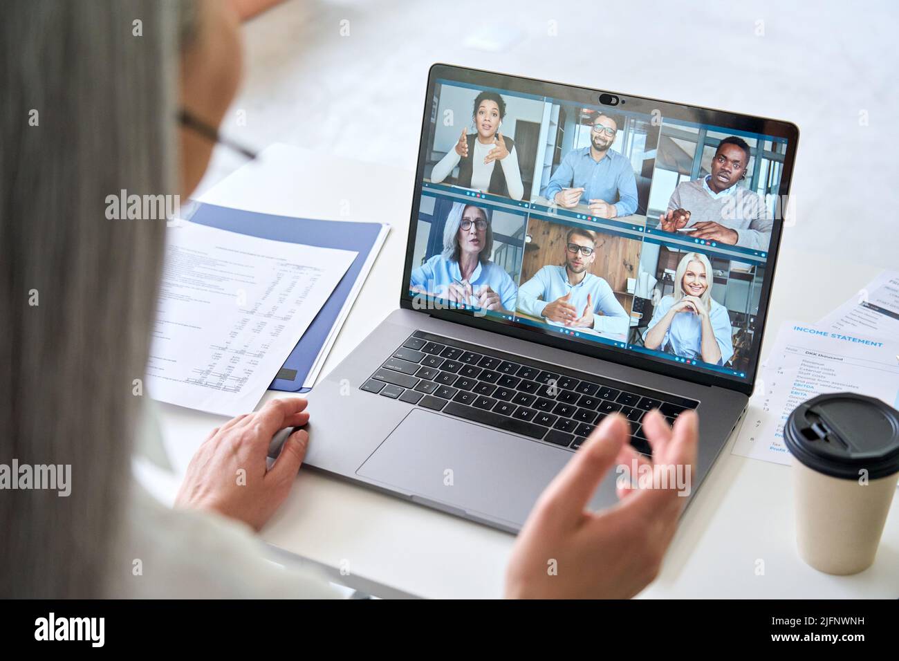 Asiatische ältere Geschäftsfrau mit Arbeit Videoanruf in modernen Büro. Stockfoto