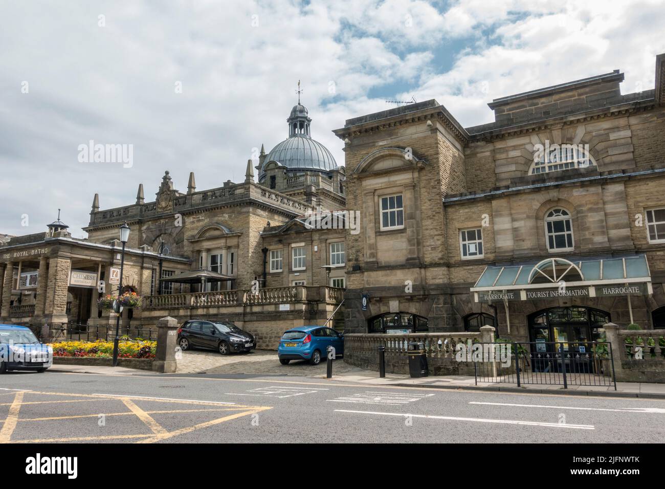 Das chinesische Restaurant Royal Baths und das Touristeninformationsbüro Harrogate in Harrogate, North Yorkshire, Großbritannien. Stockfoto