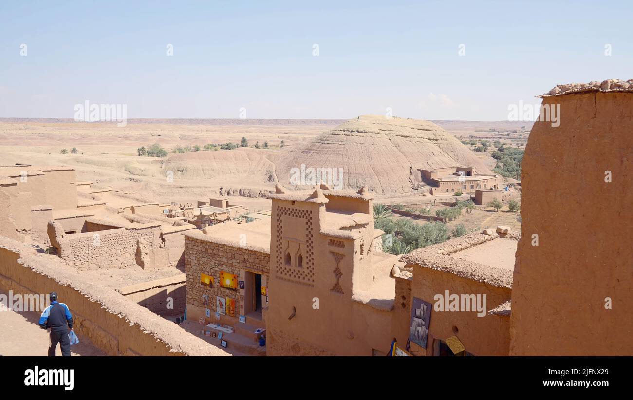 Ein Touristenort. Schöne braune alte Gebäude und Höhlen in der Wüste, wo nur wenige Menschen zu Fuß. Stockfoto