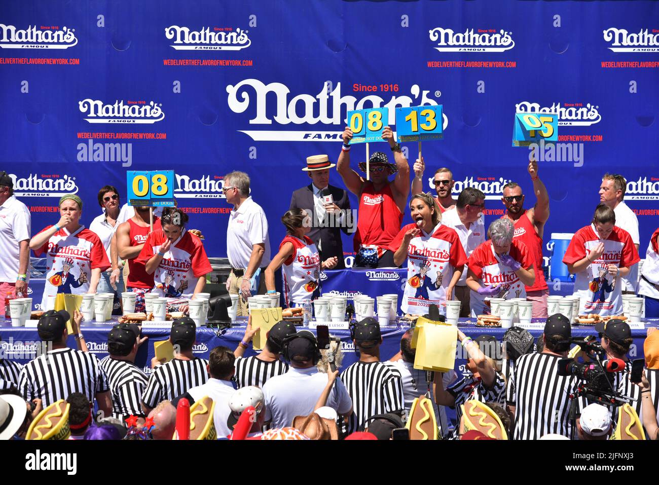 Der 2022 Nathan's berühmte International Hot Dog Eating Contest auf Coney Island am 4. Juli 2022 in New York City. Stockfoto