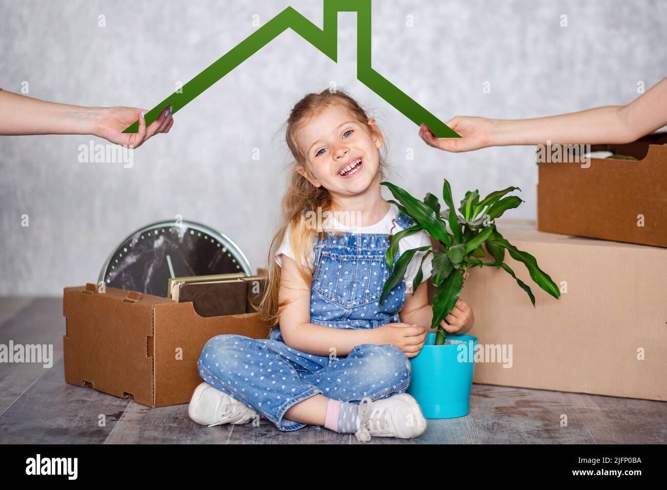 Mutter schafft ein Dach über ihrer Tochter und verspricht einen hervorragenden Schutz für Kinder. Ein kleines blondes Mädchen zieht in eine neue Wohnung und hält eine Stockfoto