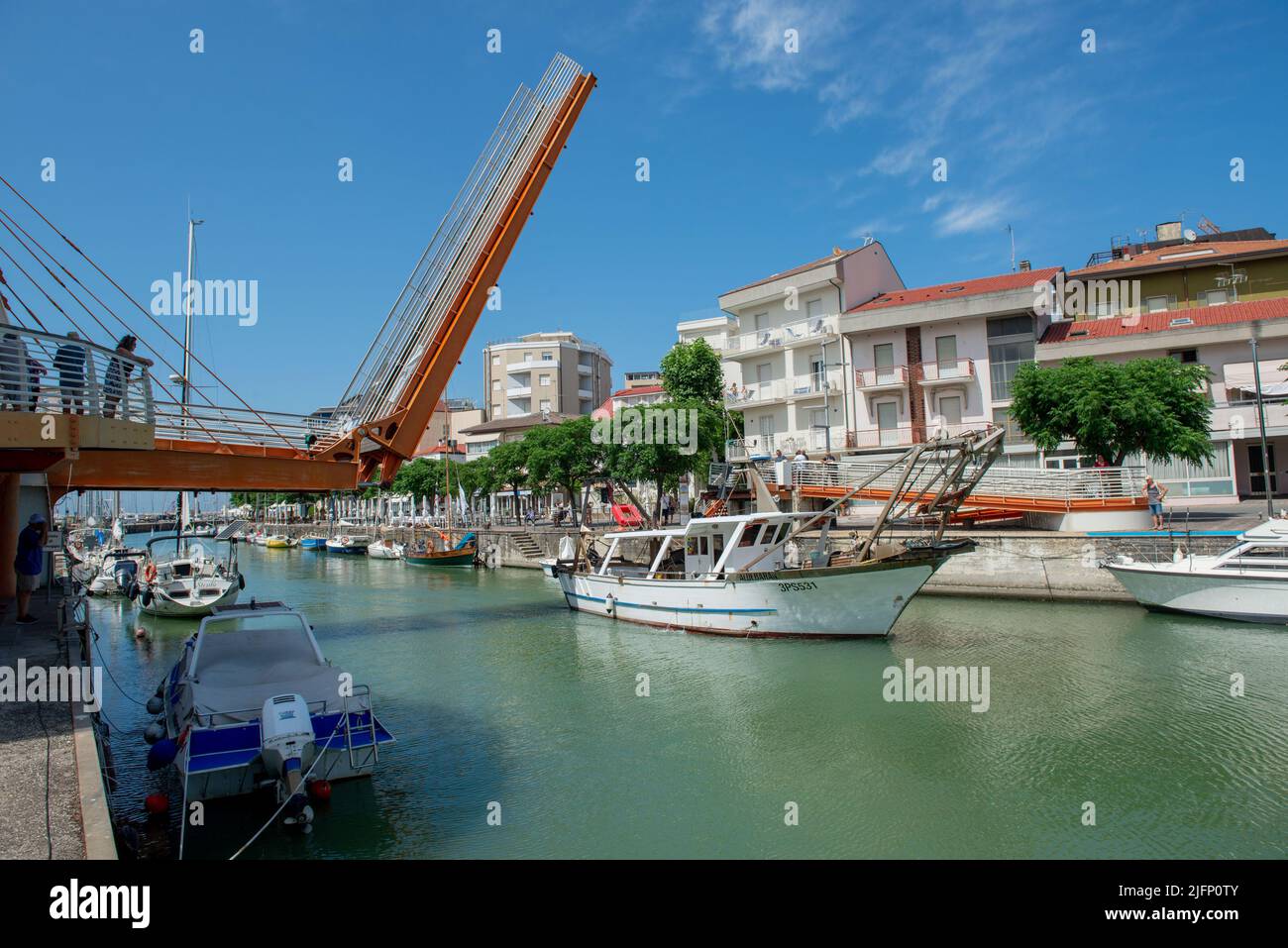 Cattolica Italien 24. Juni 2022: Zugbrücke, die Cattolica mit Gabice Stute verbindet. Es wird betrieben, wenn Schiffe vorbeifahren Stockfoto