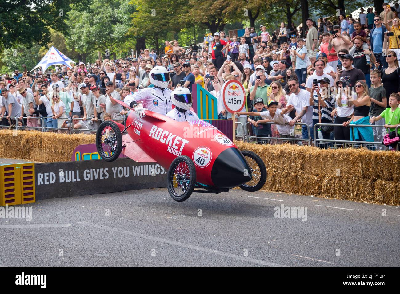 Team Major Havoc Kart beim Red Bull Soapbox Race 2022 im Alexandra Palace in London, Großbritannien, beim letzten Sprung. Genannt Rocket Rodeo Stockfoto