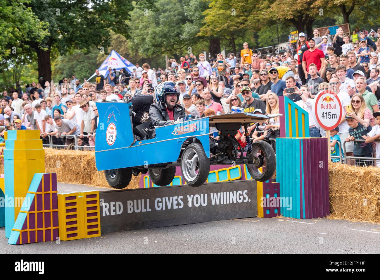 Team Dude... (Sieht aus wie ein Coaster) Kart beim letzten Sprung beim Red Bull Soapbox Race 2022 im Alexandra Palace in London, Großbritannien. Stockfoto