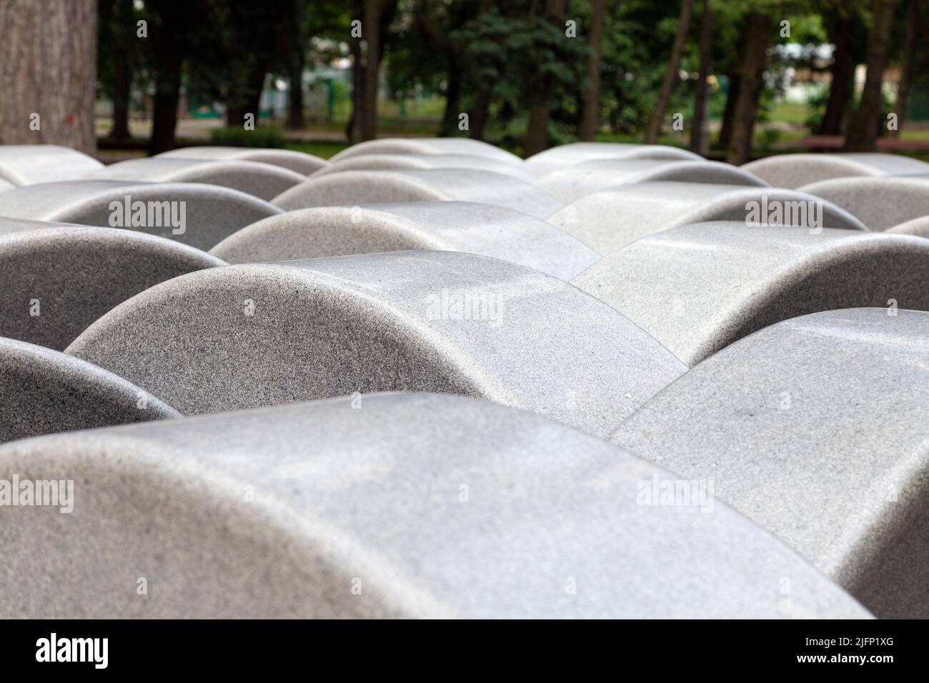 Nahaufnahme des Granitdenkmals Unity des Künstlers Jerzy Kenar im Marshal Edward Rydz-Śmigły Park, Solec, Warschau, Polen Stockfoto