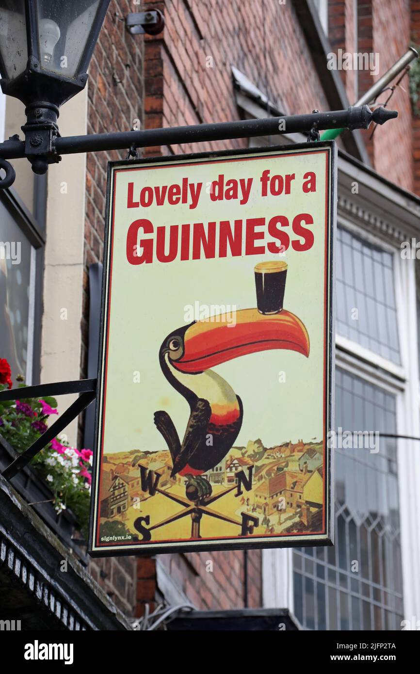 Schöner Tag für ein Guinness-Schild im Timmy Martins Pub in Limerick Stockfoto