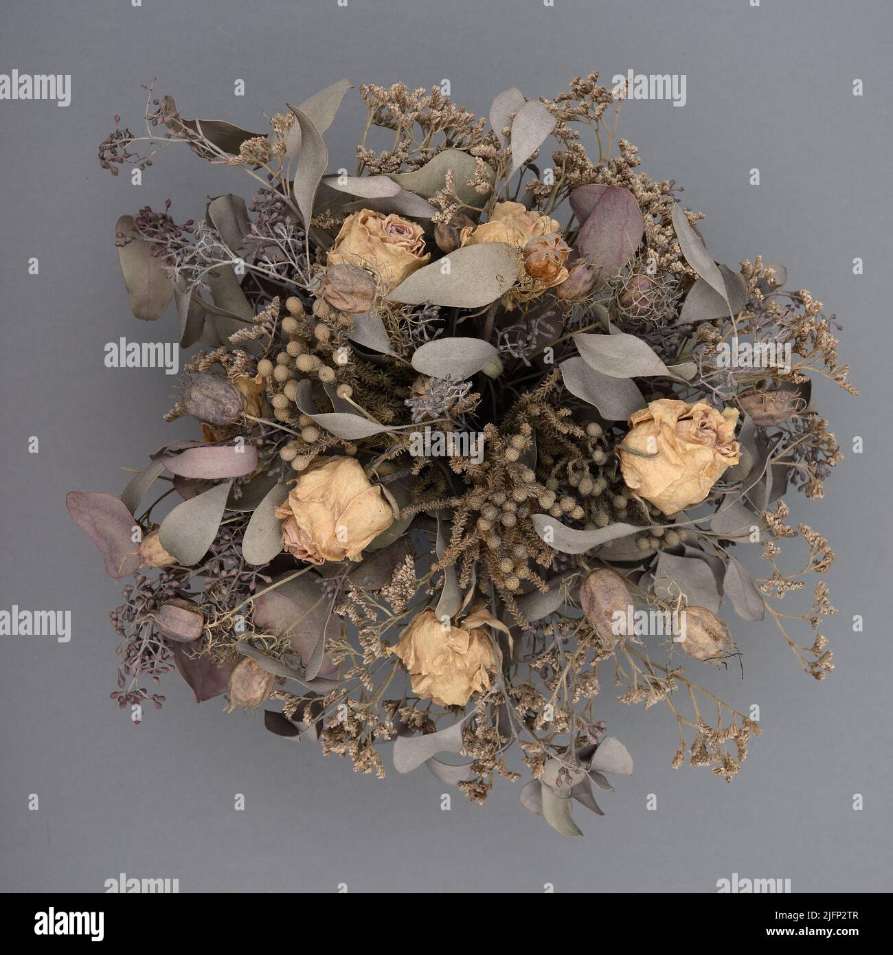Bouquet von getrockneten Blumen auf einem neutralen Hintergrund, Draufsicht Stockfoto