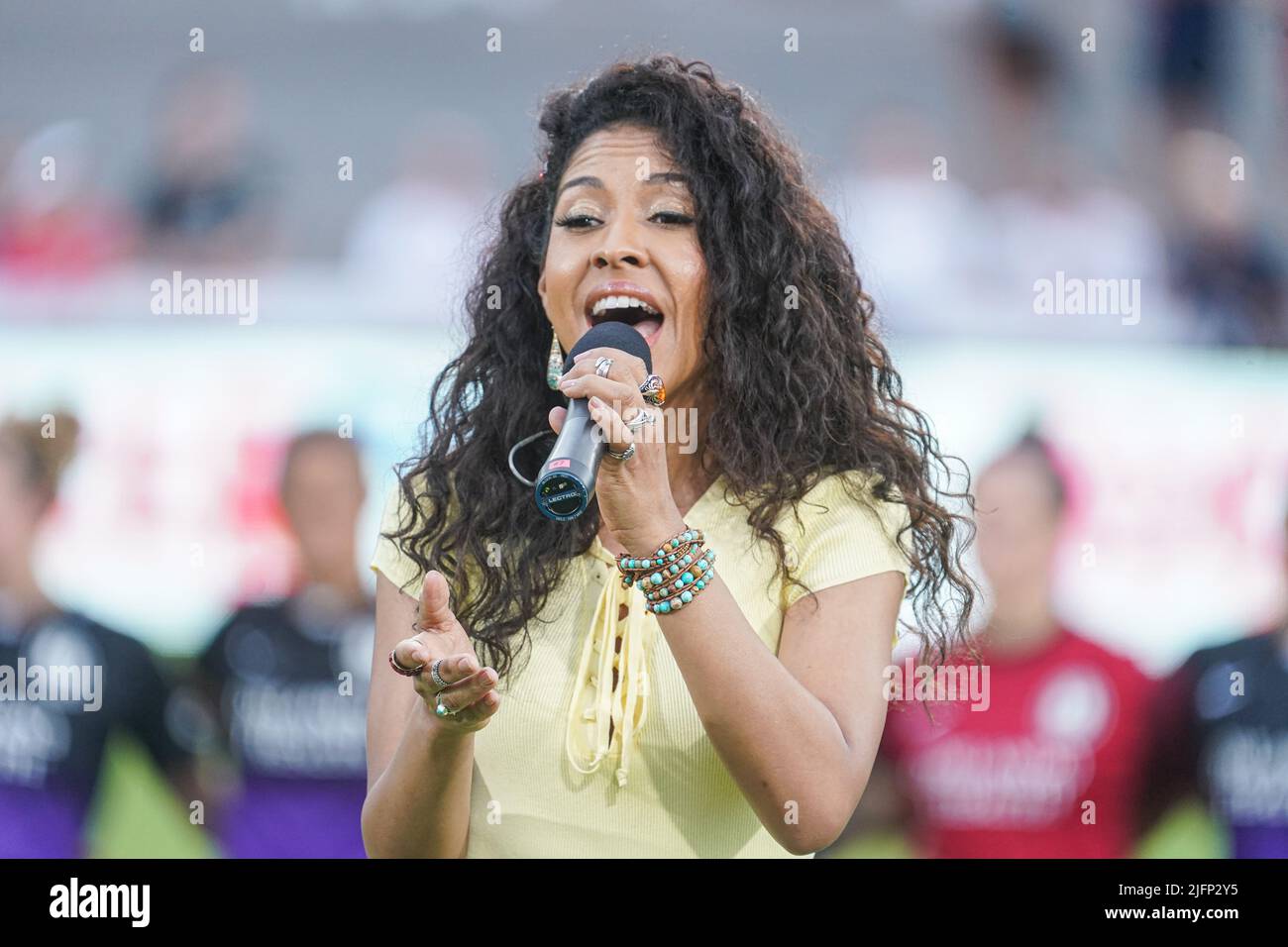 Orlando, Florida, USA, 16. April 2022, Sängerin Amassa spielt die National Anthem vor dem Spiel Racing Louisville FC gegen Orlando Pride auf dem Dayona International Speedway. (Foto: Marty Jean-Louis) Stockfoto