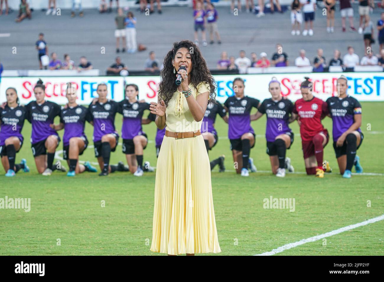 Orlando, Florida, USA, 16. April 2022, Sängerin Amassa spielt die National Anthem vor dem Spiel Racing Louisville FC gegen Orlando Pride auf dem Dayona International Speedway. (Foto: Marty Jean-Louis) Stockfoto