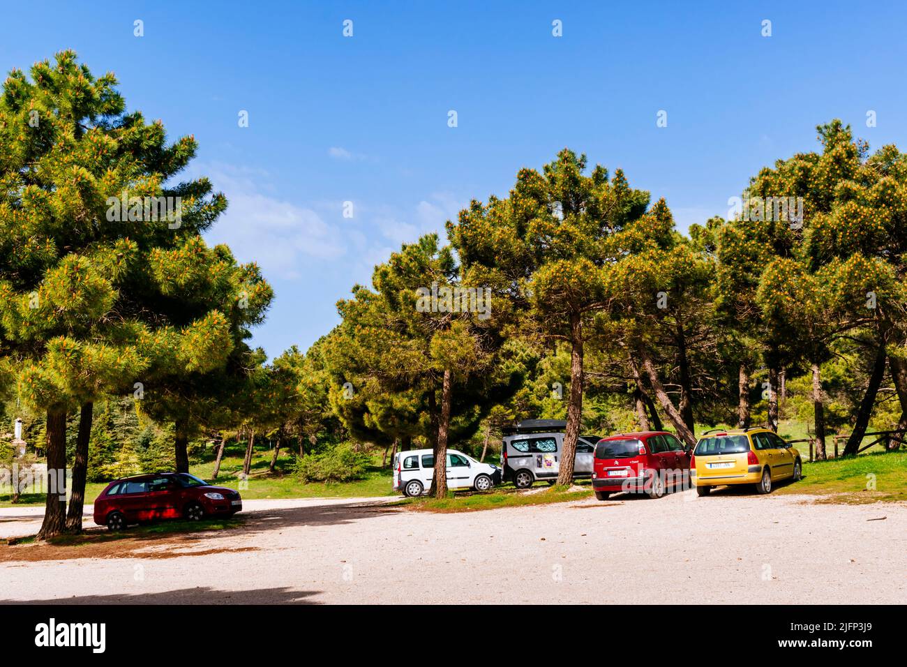 Parkplatz. Erholungsgebiet Los Quejigales. Nationalpark Sierra de las Nieves, Málaga, Andalucía, Spanien, Europa Stockfoto