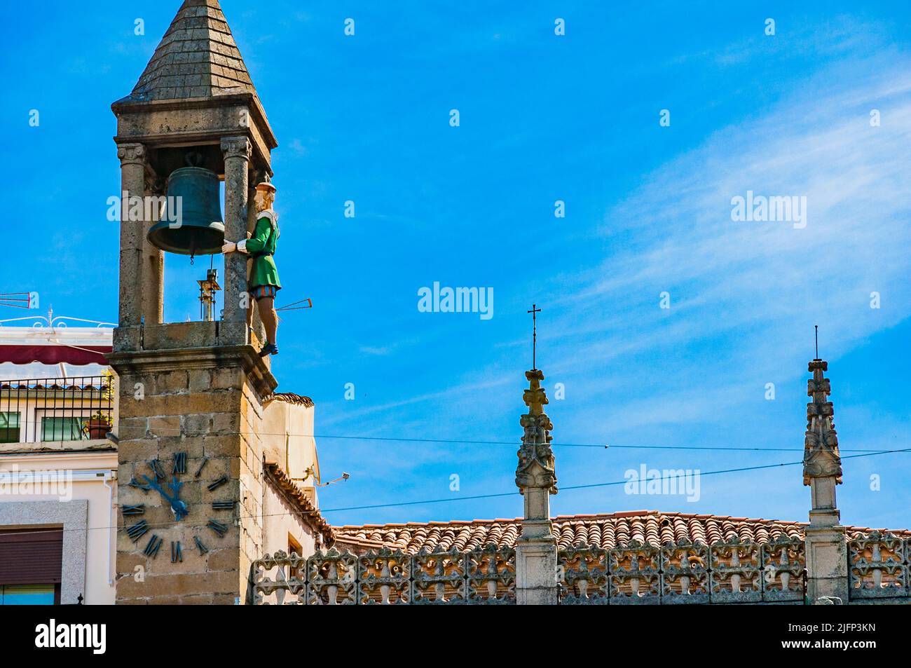 Detail mit dem Uhrturm und Großvater Mayorga. Der Stadtpalast im Stil der Neorenaissance ist ein Gebäude in der spanischen Stadt Plasencia. Headqu Stockfoto