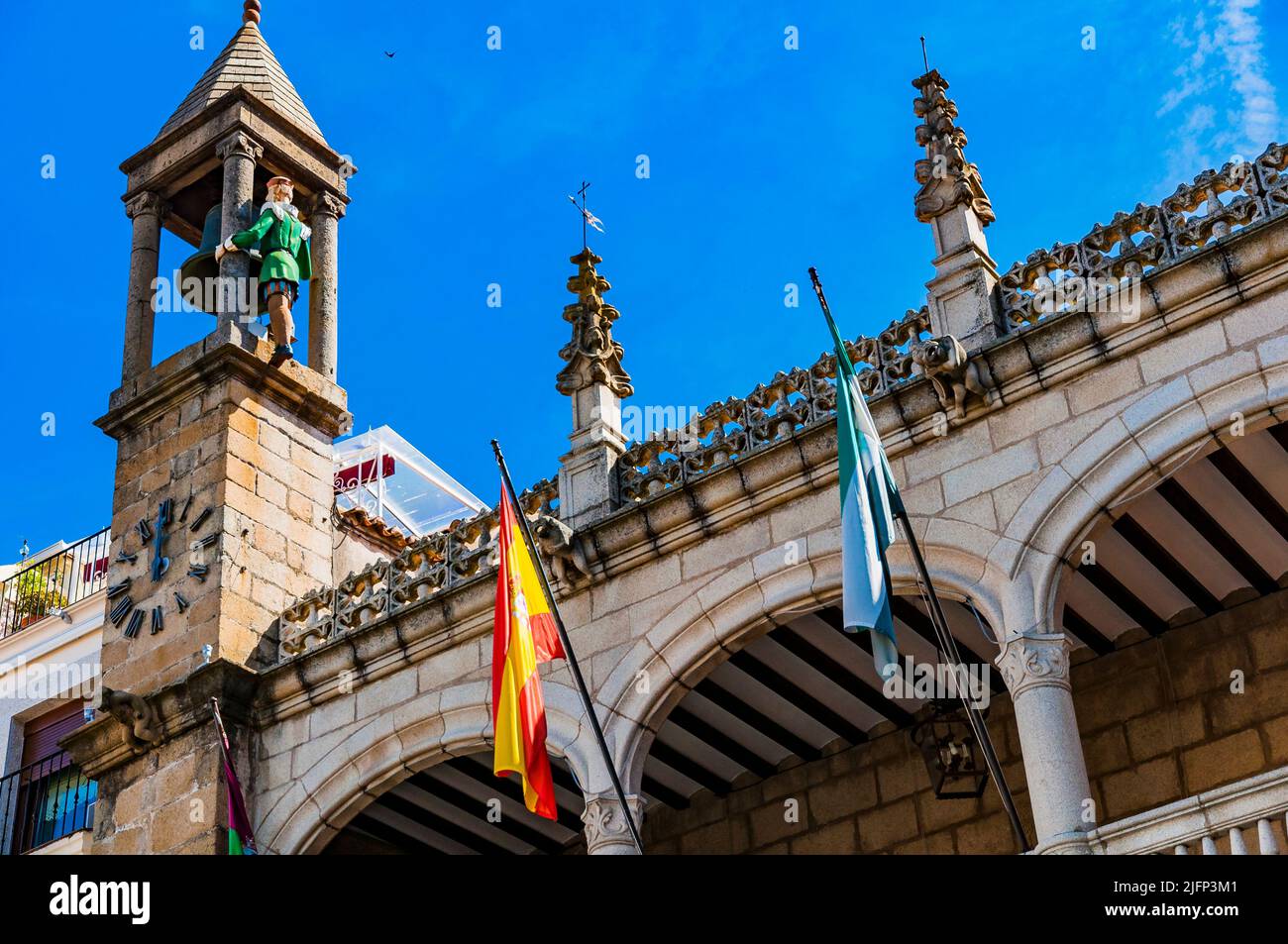 Detail mit dem Uhrturm und Großvater Mayorga. Der Stadtpalast im Stil der Neorenaissance ist ein Gebäude in der spanischen Stadt Plasencia. Headqu Stockfoto
