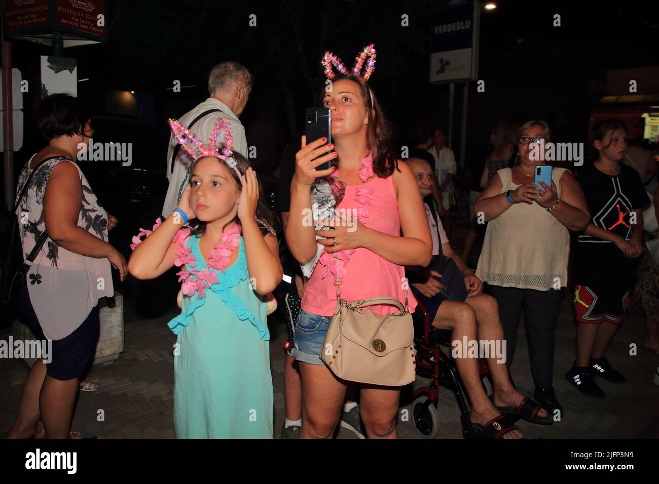Bellaria Igea Marina, Rimini, Italien - 02. Juli 2022 :gesehen Touristen mit Perücken und Hüten von rosa Farbe besuchen den Karneval in Rosa während der Veranstaltung der Pink Night.The Pink Night ist der Silvesterabend des Sommers, das wichtigste Ereignis des italienischen Sommers an der Riviera. Alles ist mit Rosa getönt und man kann das Gefühl der Feier, die von Ravenna bis Cattolica in Shows und Konzerten auf nationaler und internationaler Ebene explodiert schmecken.die Rose ist eine Farbe, die an die Süße, Freundlichkeit und Gastfreundschaft zu erinnern ruft, Das sind die Werte, die die Riviera vermitteln und erzählen will. (Foto von Pasquale S Stockfoto
