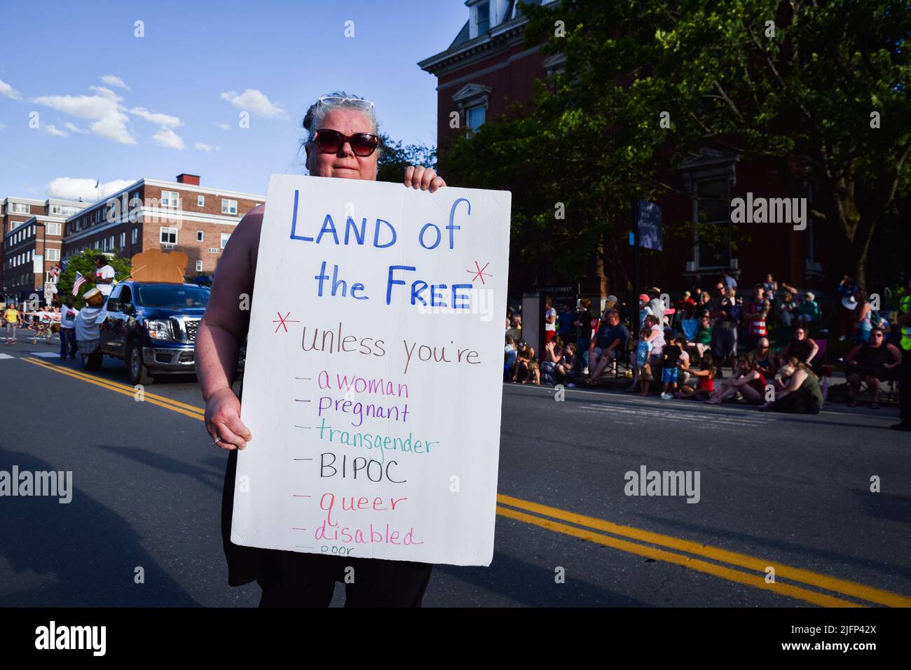 Frauen, die Abtreibungsrechte tragen, marschieren in der Parade vom 4. Juli in Montpelier, VT, USA. Stockfoto