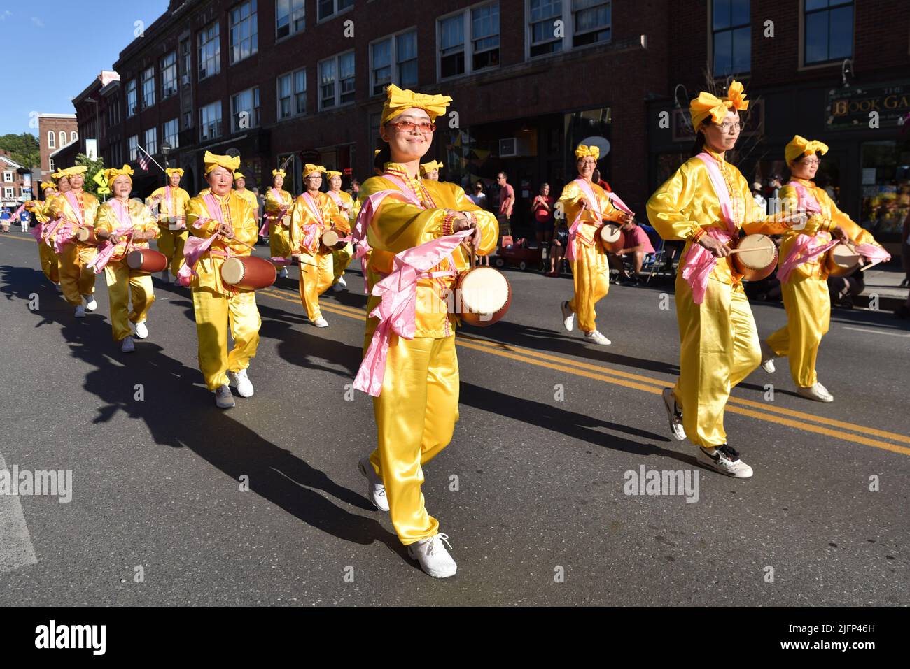 Falun Dafa (Falun Gong) marschieren in der Parade vom 4. Juli in Montpelier, VT, USA (am 3. Juli). Stockfoto