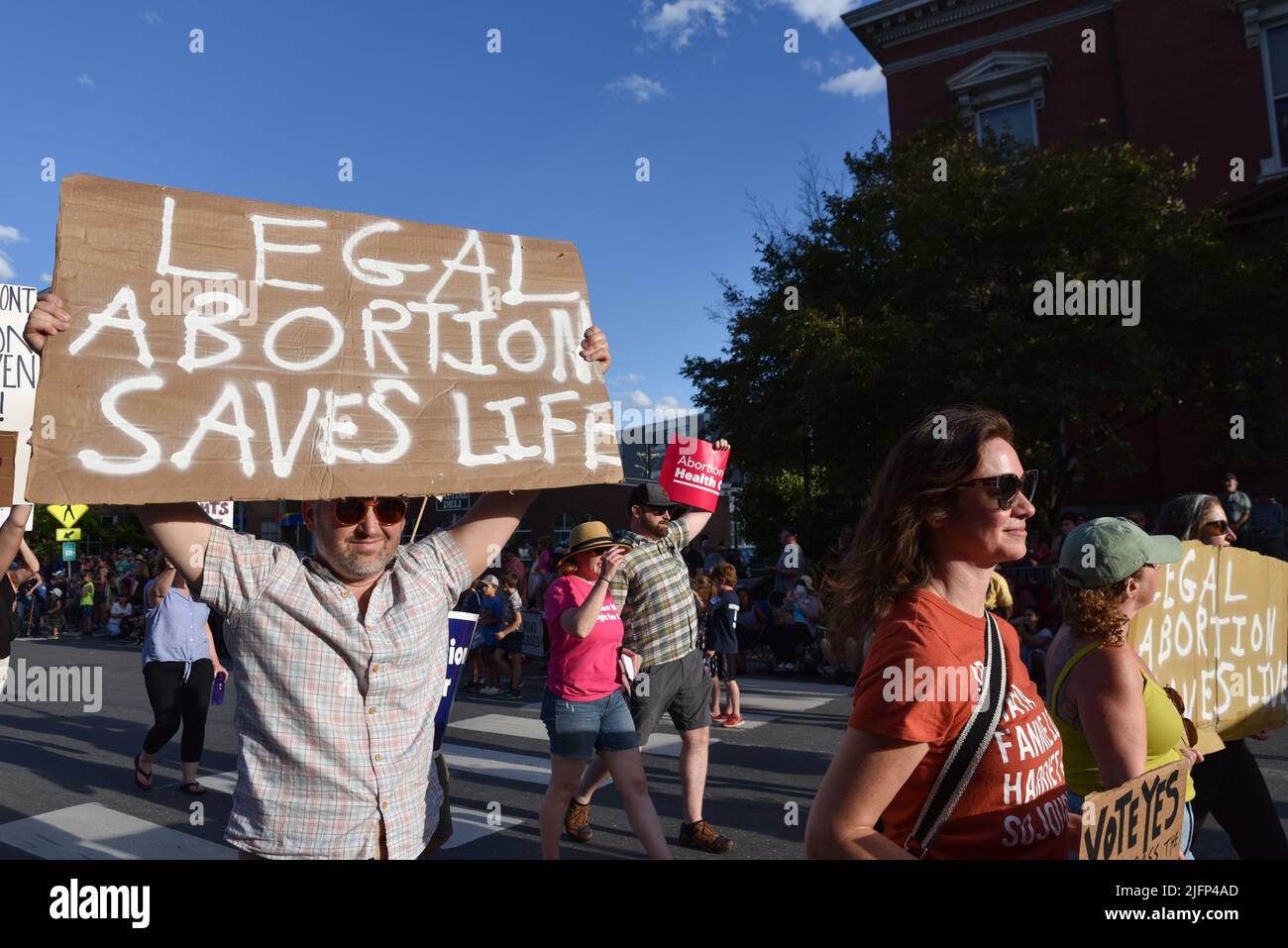 Abtreibungsrechtler, die Abtreibungsrechte tragen, marschieren in der Parade vom 4. Juli in Montpelier, VT, USA. Stockfoto