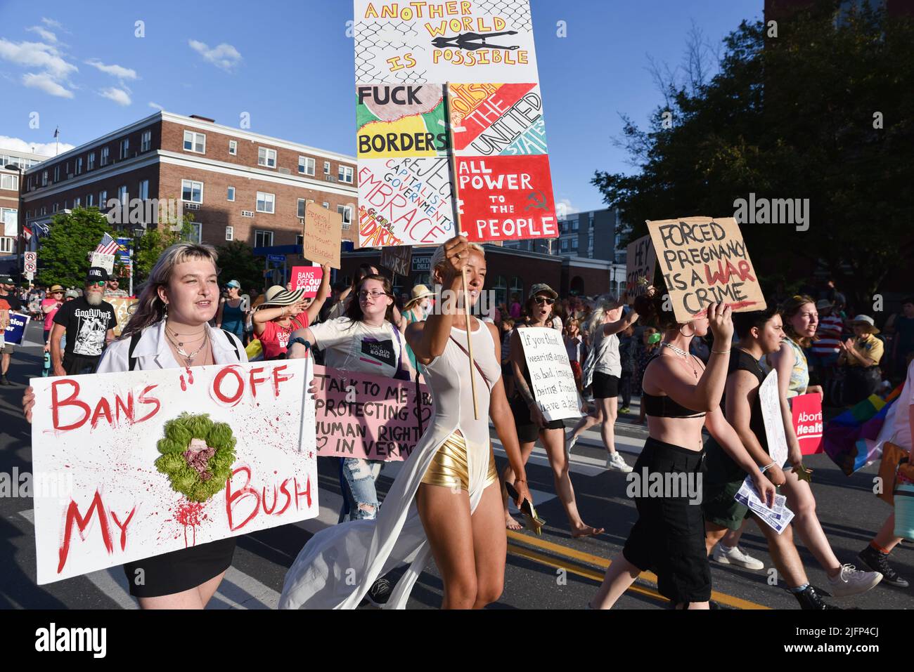 Abtreibungsrechtler, die Abtreibungsrechte tragen, marschieren in der Parade vom 4. Juli in Montpelier, VT, USA. Stockfoto