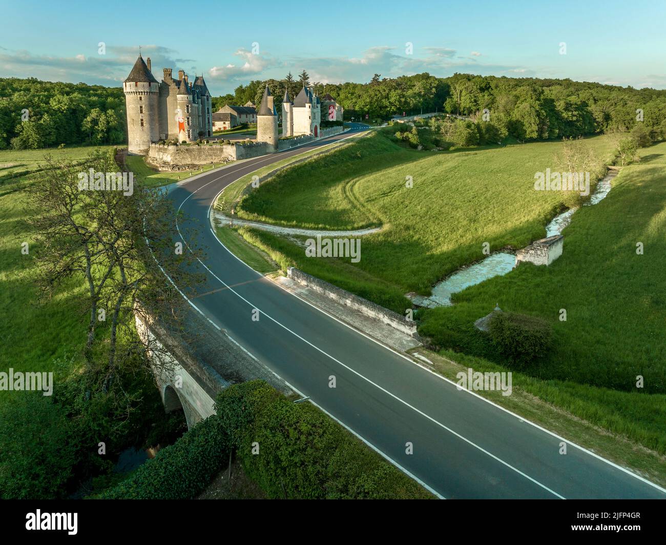 Luftaufnahme von Schloss Montpoupon, französisches Renaissance-Schloss im Loire-Tal mit runden Türmen, Torhaus in einem bewaldeten Tal Stockfoto