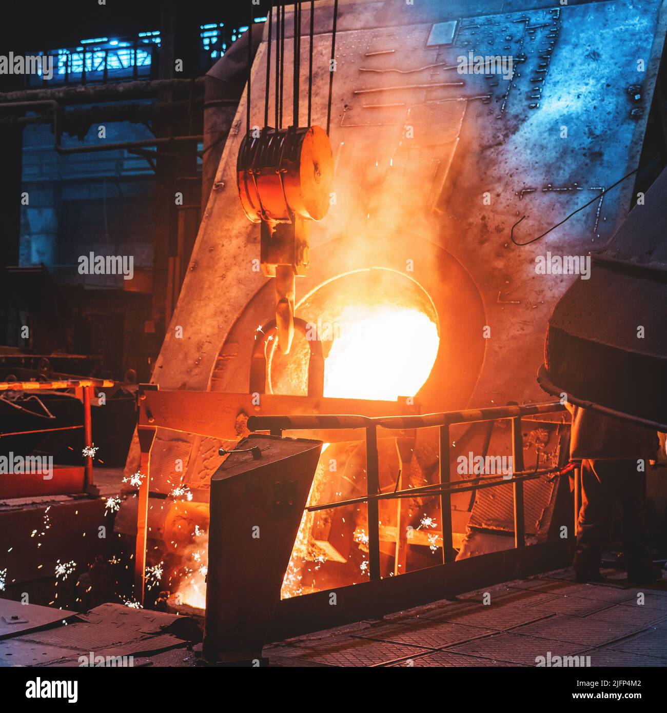 Hochofen roch flüssiges Eisen in Stahlwerk-Gießerei metallurgische Industrie. Flüssiges Metall schmelzen. Stahlwerk Produktionsfabrik. Stockfoto