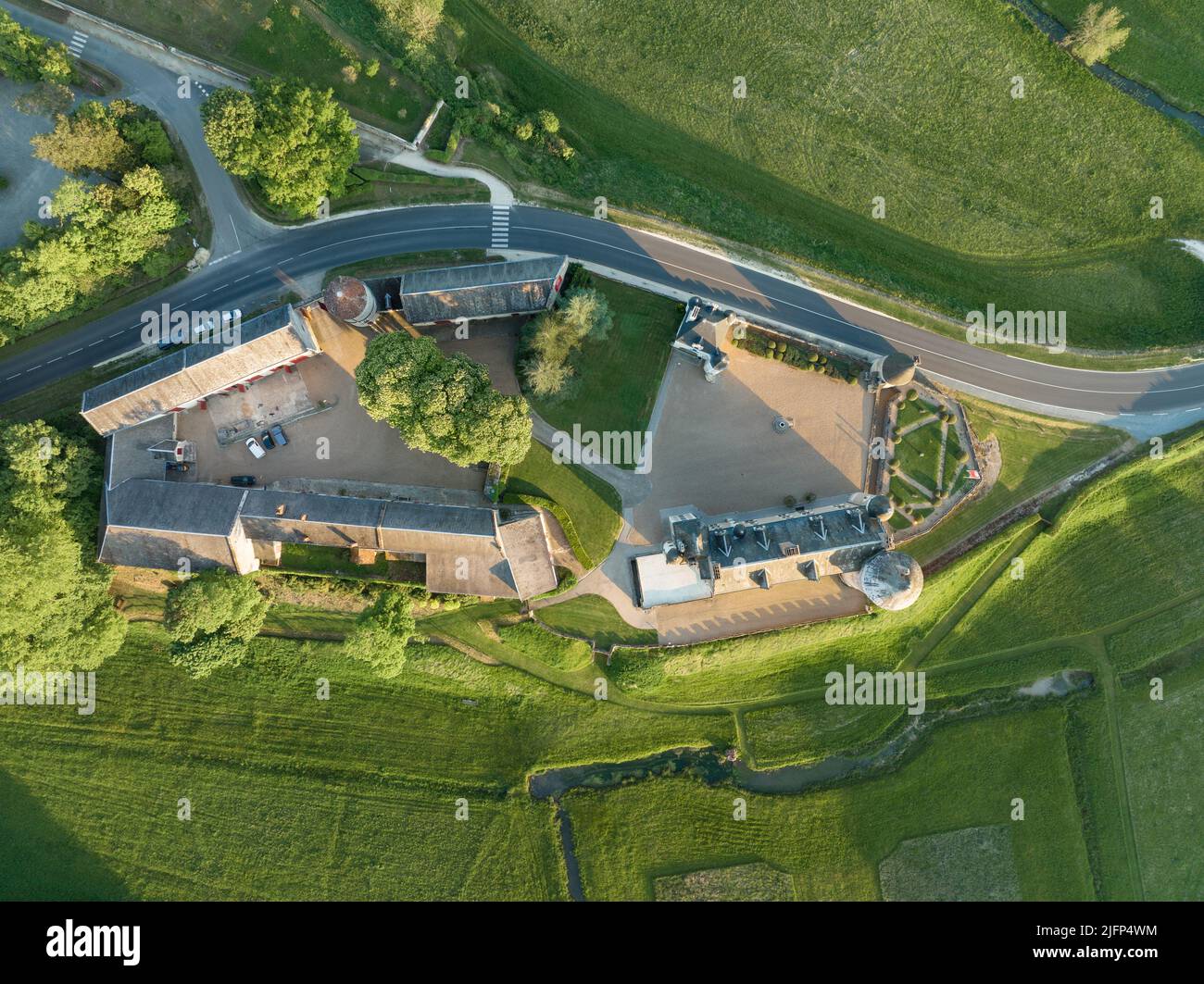 Luftaufnahme von Schloss Montpoupon, französisches Renaissance-Schloss im Loire-Tal mit runden Türmen, Torhaus in einem bewaldeten Tal Stockfoto