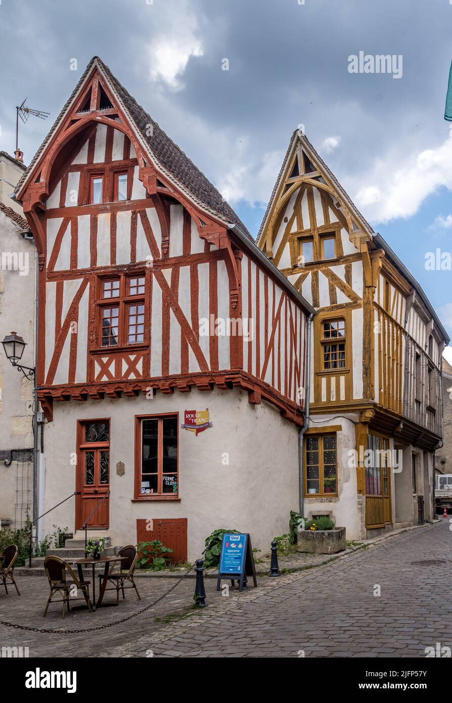 Luftaufnahme des Dorfes Noyers in der schönen Umgebung der Chablis-Landschaft am Ufer des Flusses Serein ein echtes Geschichtsbuch mit dem cobb Stockfoto