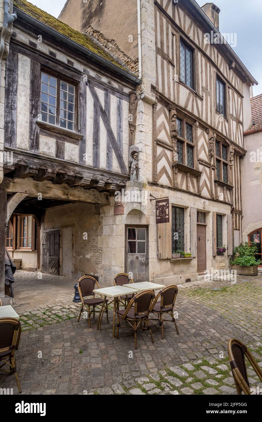 Luftaufnahme des Dorfes Noyers in der schönen Umgebung der Chablis-Landschaft am Ufer des Flusses Serein ein echtes Geschichtsbuch mit dem cobb Stockfoto