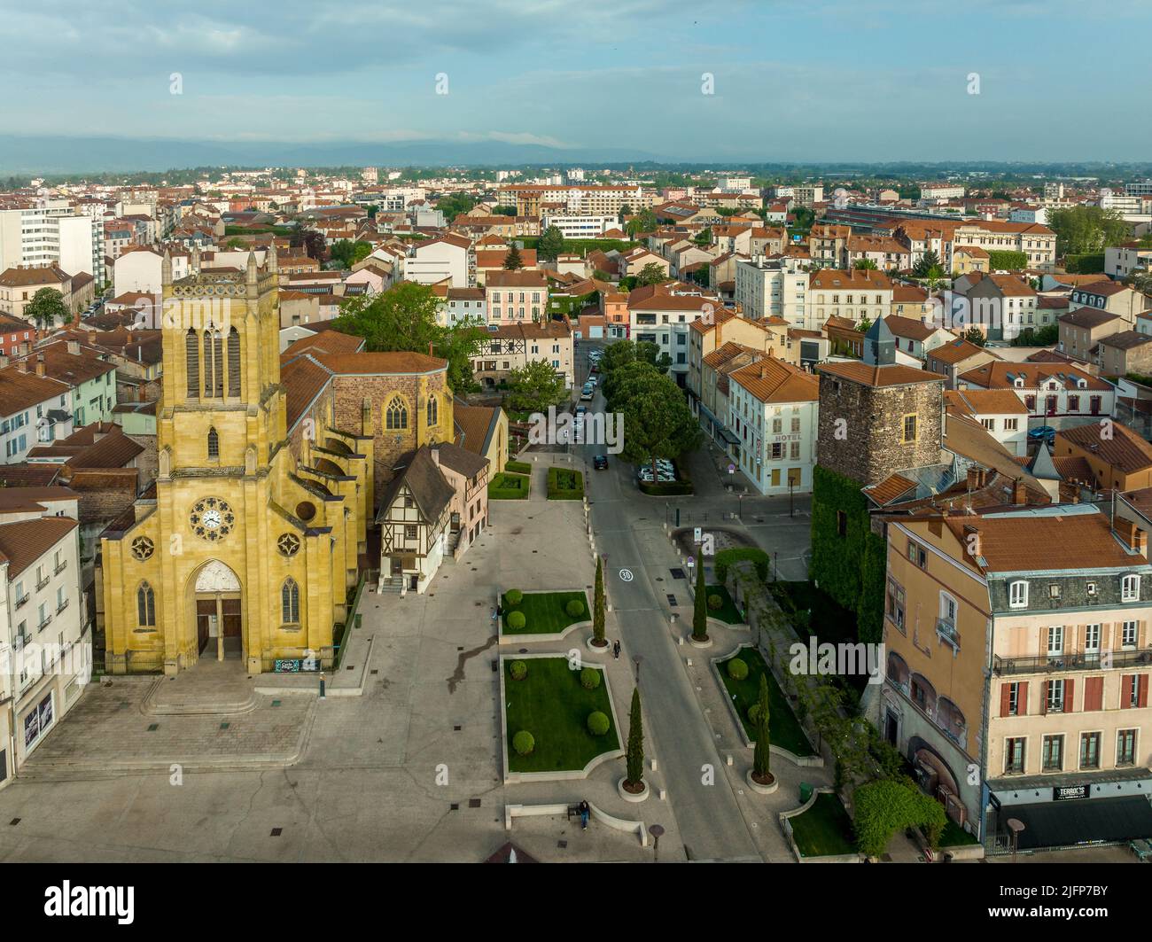 Luftaufnahme der Innenstadt von Roanne in Frankreich mit gelber Kirche, altem Schloss Stockfoto