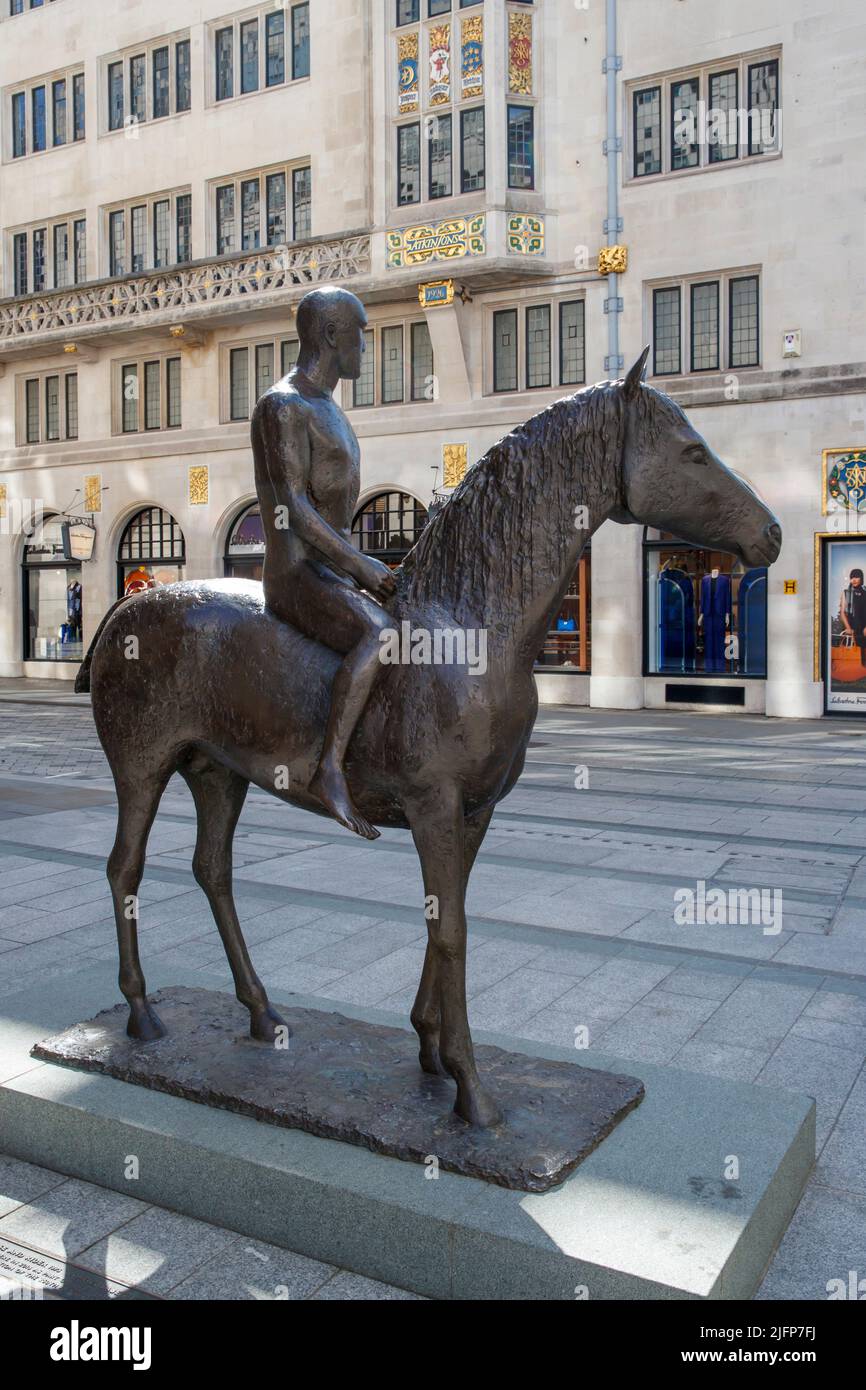 Pferd und Reiter Skulptur von Frink in der Bond Street, London, Großbritannien am Samstag, 28. Mai 2022.Foto: David Rowland / One-Image.com Stockfoto