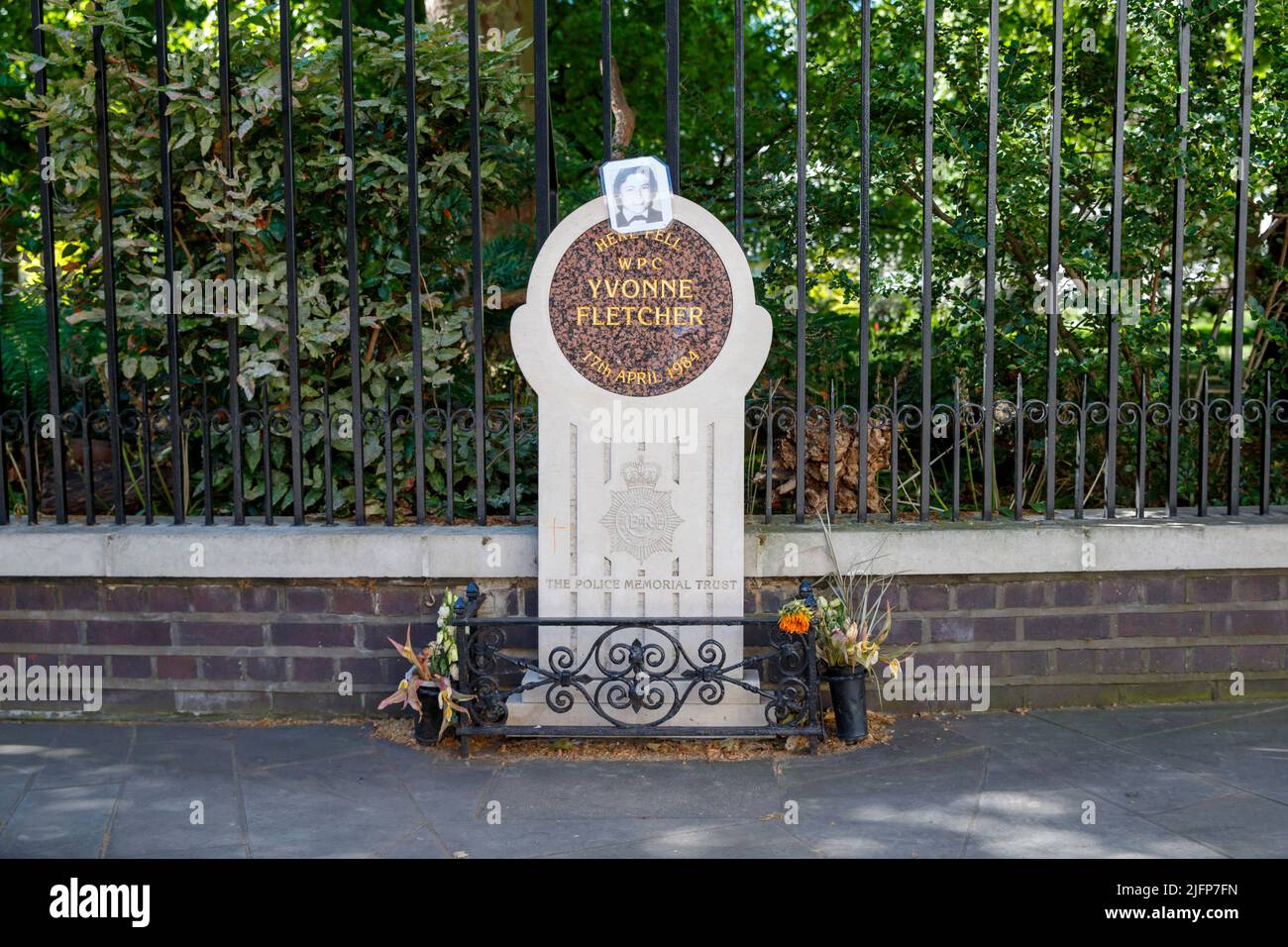 Denkmal für WPC Yvonne Fletcher, St james’s Square, London, England, Vereinigtes Königreich, Samstag, 28. Mai 2022.Foto: David Rowland / One-Image.com Stockfoto