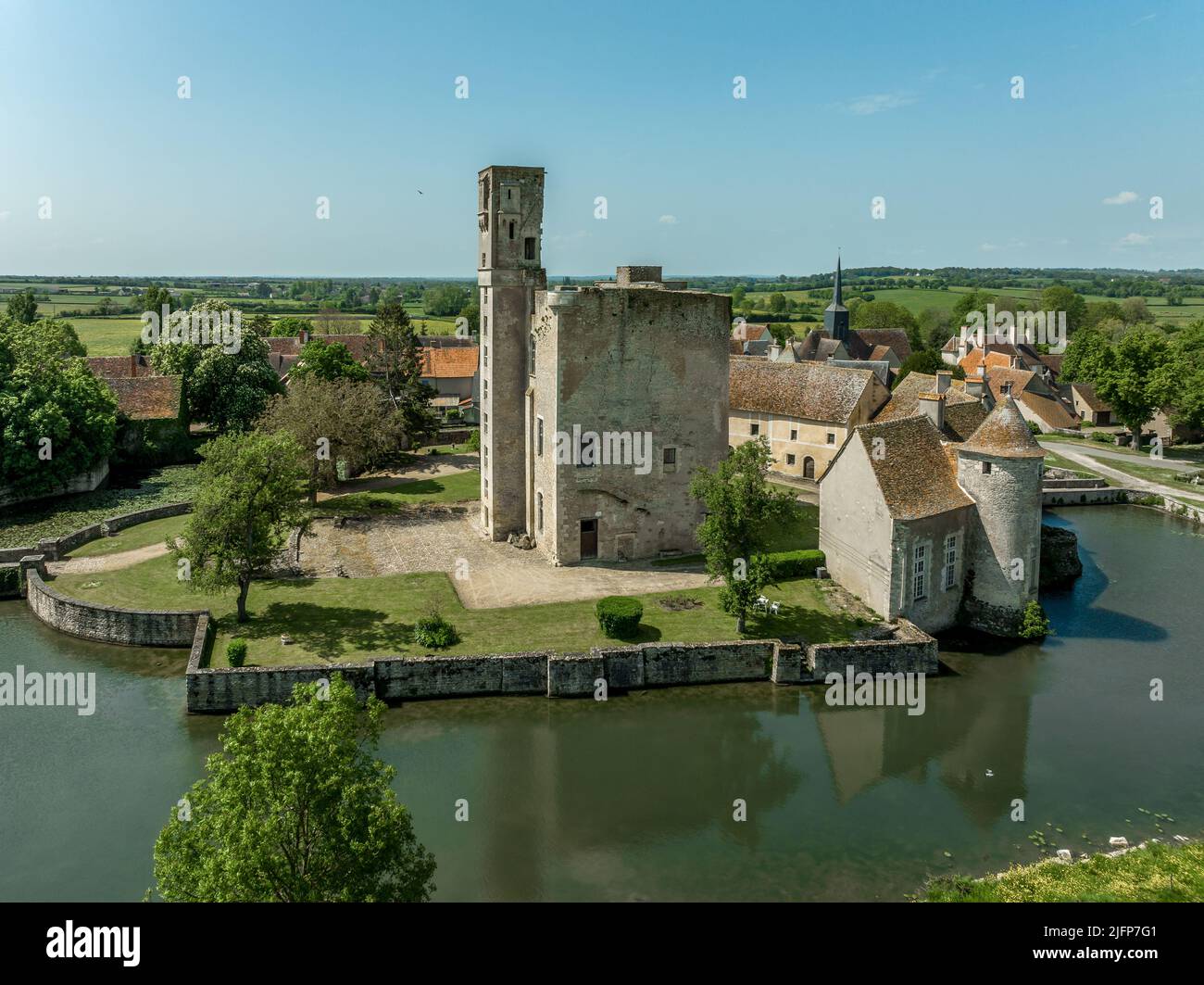Luftaufnahme des Schlosses Sagonne in Frankreich mit innerem Komplex, umgeben von einer Außenwand, verstärkt durch kreisförmige Türme, mit Wasser gefüllter Graben Stockfoto