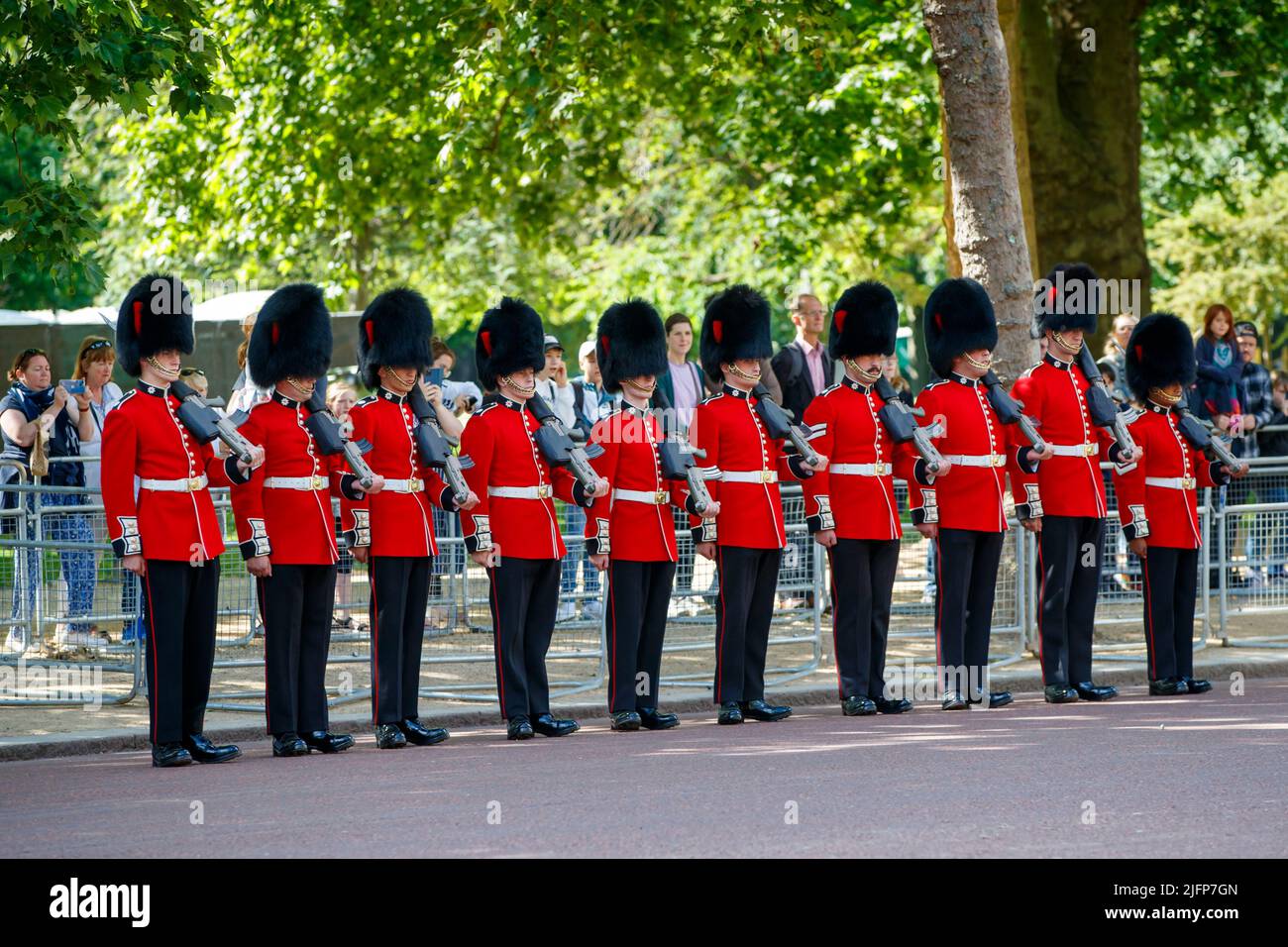 Gardisten, die am Samstag, den 28. Mai 2022, die Route für das Trooping the Color, Colonel’s Review in der Mall, London, England, Großbritannien, anlaufen. Stockfoto